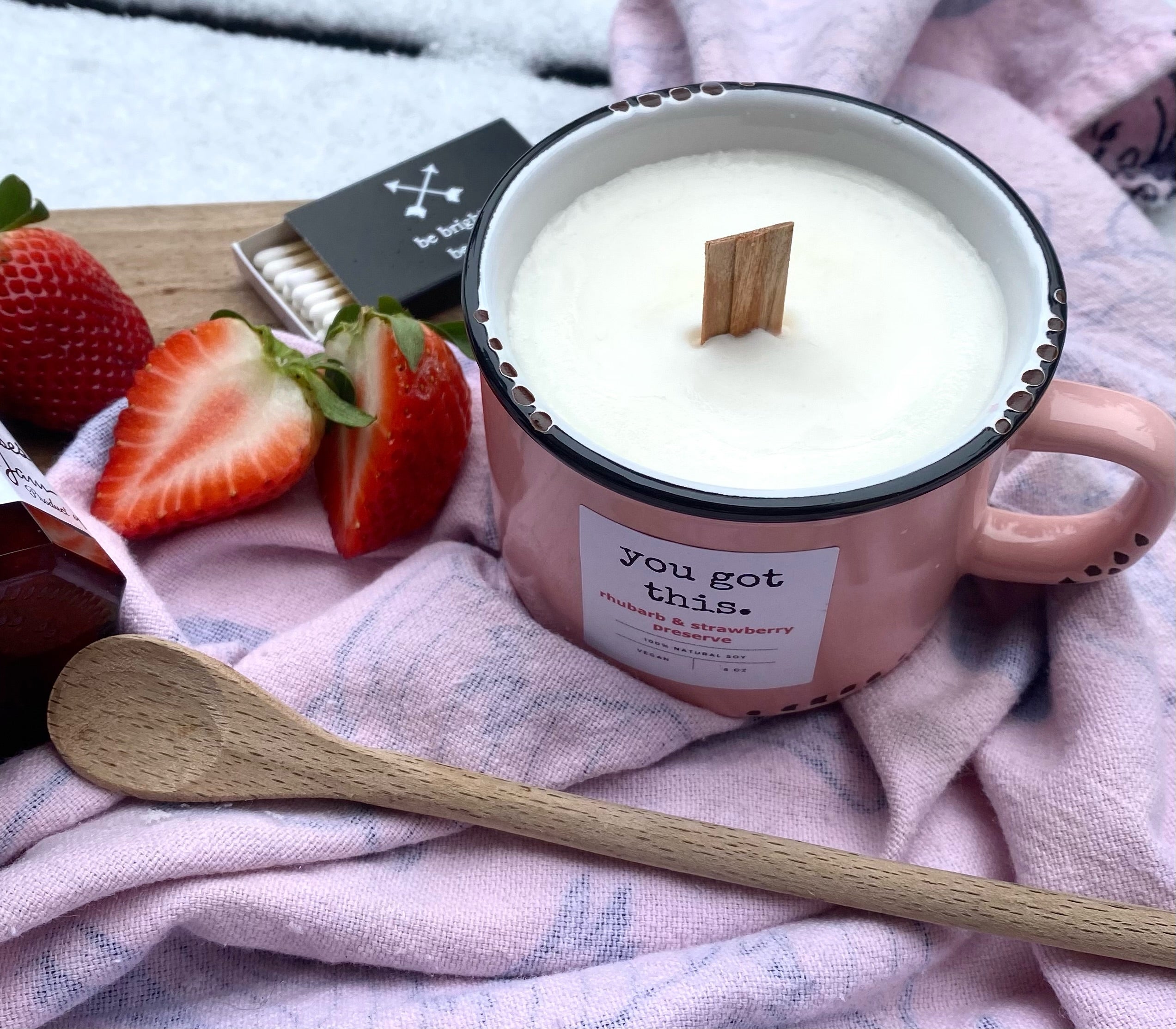 Mug candle - pink Rhubarb strawberry preserve